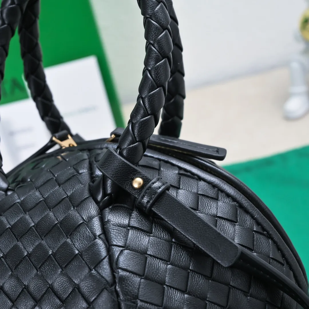 #BV 2023 new bowling bag 🎈 combines BV’s classic woven elements. The entire bag is full of craftsmanship, unique and full of taste~ Made of sheepskin, with a smooth texture. Detachable shoulder strap can be carried or carried. Multiple carrying methods to match your highlight moments [yeah], the capacity is very touching, suitable for short trips/business trips! A must-have for daily concave styling. Size: 22*22*22, model 9463#